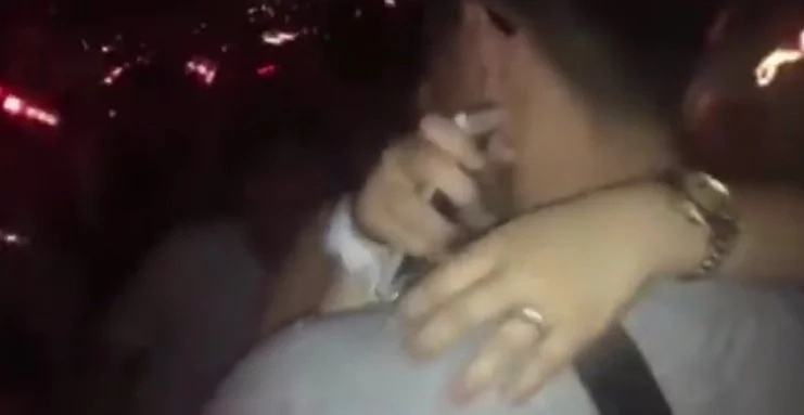 Man spotted proposing to girlfriend in concert Man spotted proposing to girlfriend in concert