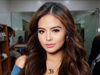 Naka-jogging pants? Bea Binene dips in water in an unconventional swimwear