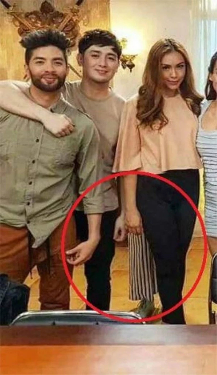 Alleged ghost leg appears in La Luna Sangre cast photo Alleged ghost leg appears in La Luna Sangre cast photo