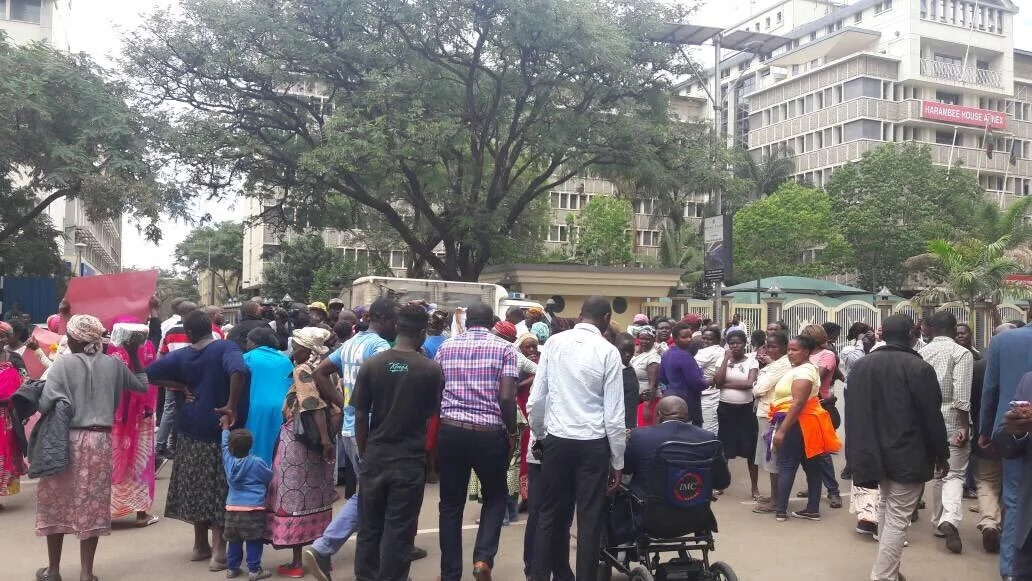 Drama as Kenyans cook outside Uhuru's office