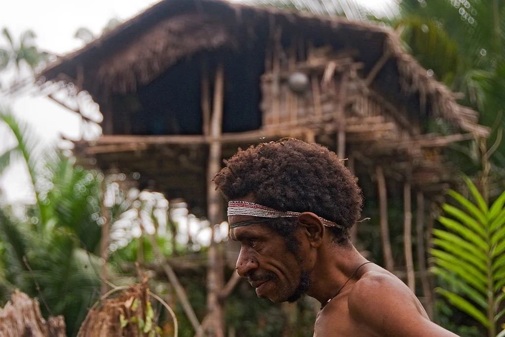 Meet Secretive Tribe Who Live In Forest Tree Houses And Didn T Know Other People Existed Until