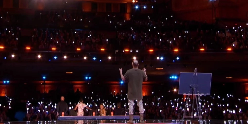 Man surprises crowd with mystifying tech magic in viral video Man surprises crowd with mystifying tech magic in viral video