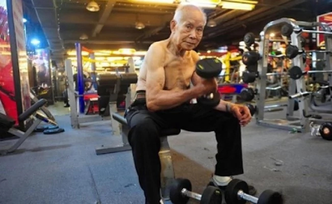 The man is 94, but you just take a look at the muscles he’s got! This grandpa teaches us a wise lesson The man is 94, but you just take a look at the muscles he’s got! This grandpa teaches us a wise lesson