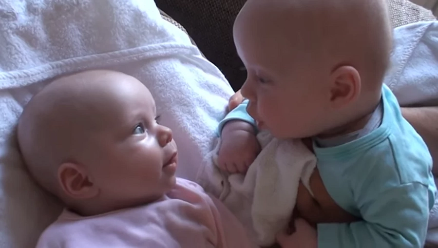 Seryoso ang pinag-uusapan! Adorable twins' baby talk will surely make your day Seryoso ang pinag-uusapan! Adorable twins' baby talk will surely make your day