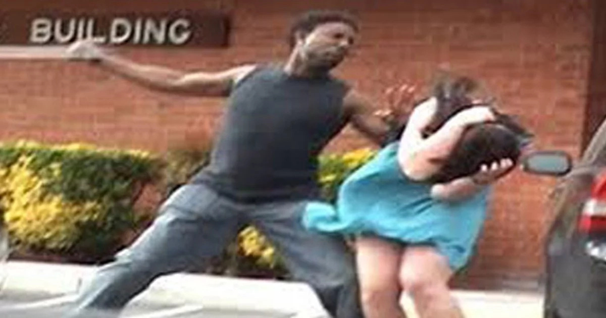 This guy hits his girlfriend, watch what he gets in return! This guy hits his girlfriend, watch what he gets in return!