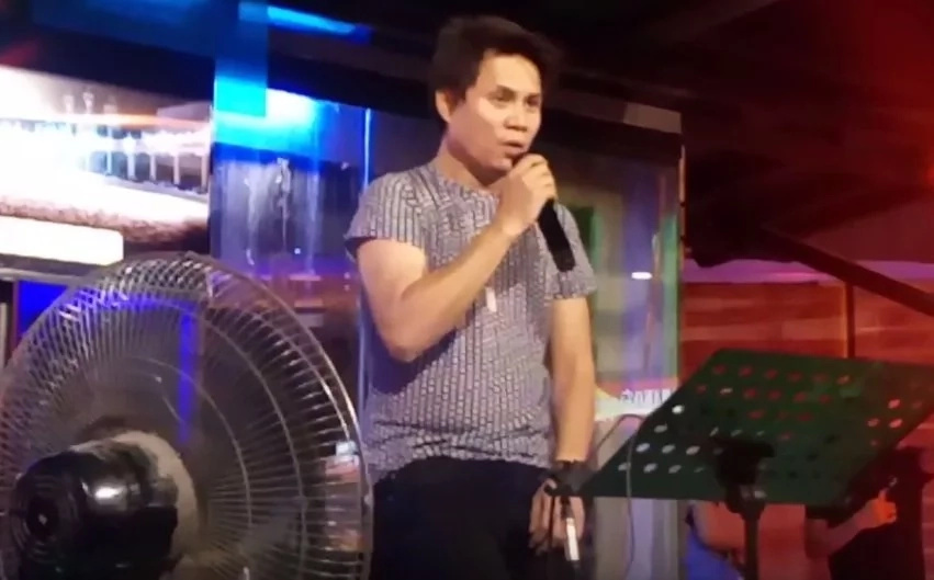 Pinoy singer shows off powerful vocals in an emotional public performance Pinoy singer shows off powerful vocals in an emotional public performance