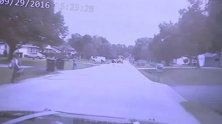 Dashcam footage captures how a policeman saves two girls from vicious pitbulls Dashcam footage captures how a policeman saves two girls from vicious pitbulls