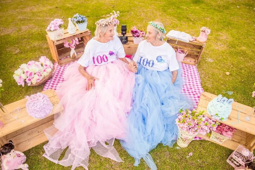 World's oldest twins celebrate their 100th birthday World's oldest twins celebrate their 100th birthday