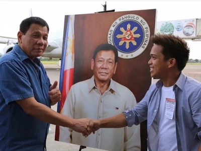 Nakakamangha! Self-taught fisherman's son's amazing Duterte painting now hangs in the Malacañang