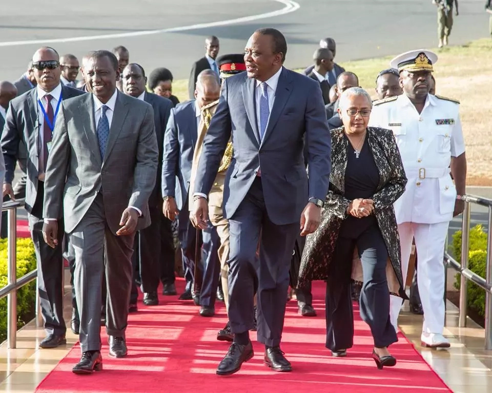 Uhuru receives rare symbolic welcome from KDF to show he is in charge moments after Raila's swearing-in