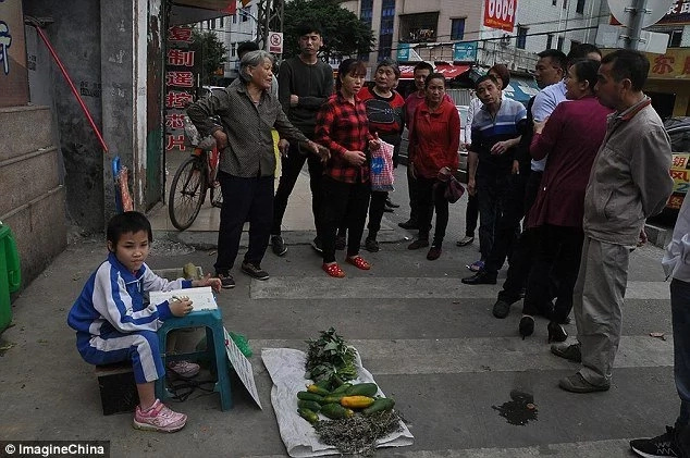 Girl,8, sells veges on street, hoping to meet parents who ABANDONED her when she was month old (photos) Girl,8, sells veges on street, hoping to meet parents who ABANDONED her when she was month old (photos)