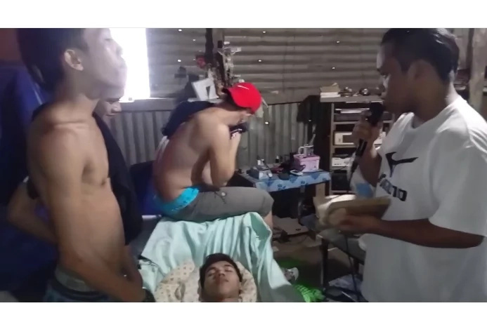LOL! A drunk Pinoy received a last prayer from his drinking buddies. LOL! A drunk Pinoy received a last prayer from his drinking buddies.