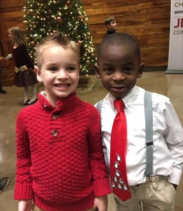 No one is born racist! Boy, 5, asks mom for haircut to look like his friend, wins everybody's hearts (photos)