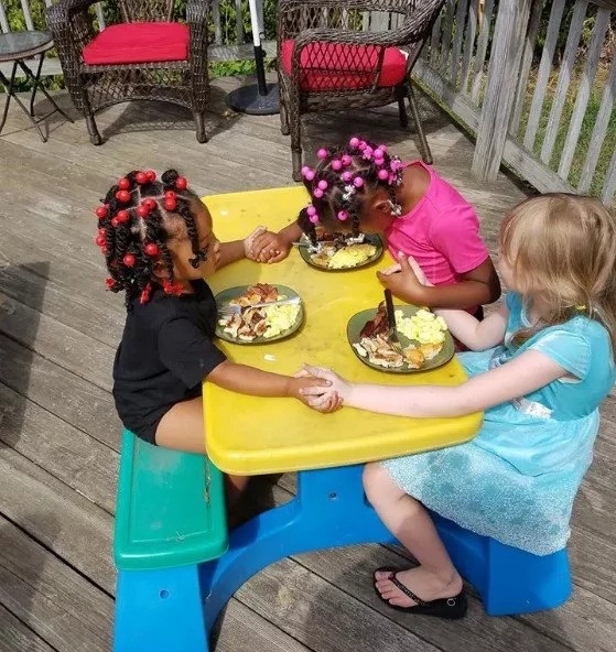These praying girls have melted hearts across the internet! These praying girls have melted hearts across the internet!