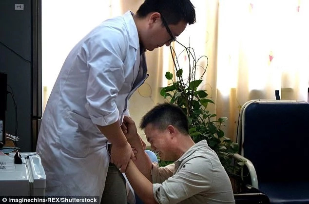 Heartbreaking! Impoverished dad begs doctor not to stop treating his critically ill son after spending every penny Heartbreaking! Impoverished dad begs doctor not to stop treating his critically ill son after spending every penny