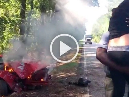 Valliant photographer risks his life by saving pregnant woman from burning car on the road