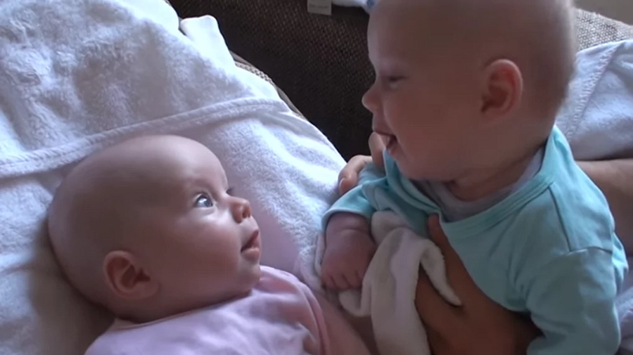Seryoso ang pinag-uusapan! Adorable twins' baby talk will surely make your day Seryoso ang pinag-uusapan! Adorable twins' baby talk will surely make your day