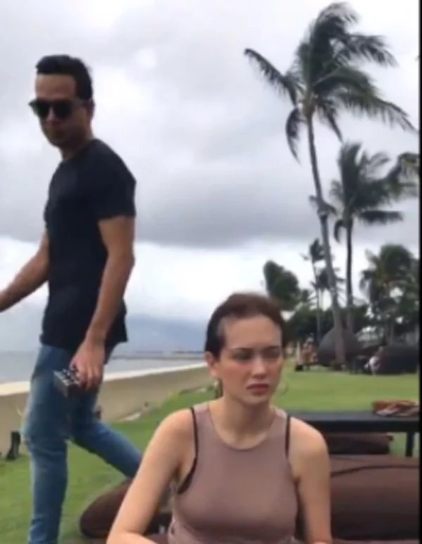 Ellen Adarna and John Lloyd Cruz spotted waiting for sunset together Ellen Adarna and John Lloyd Cruz spotted waiting for sunset together