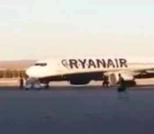 Watch hilarious video of a man catching his plane by foot! Watch hilarious video of a man catching his plane by foot!