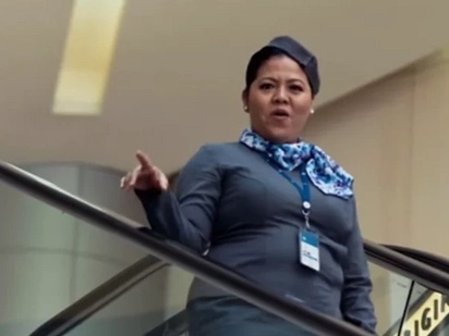 SM’s Elevator Girl puts a hilarious twist on reminding us about the mall’s escalator etiquette