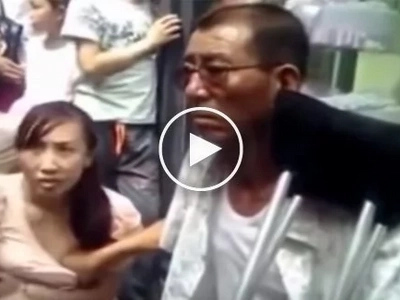 Fortune-telling lolo uses women's bre@sts to predict their future