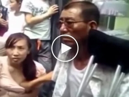 Fortune-telling lolo uses women's bre@sts to predict their future