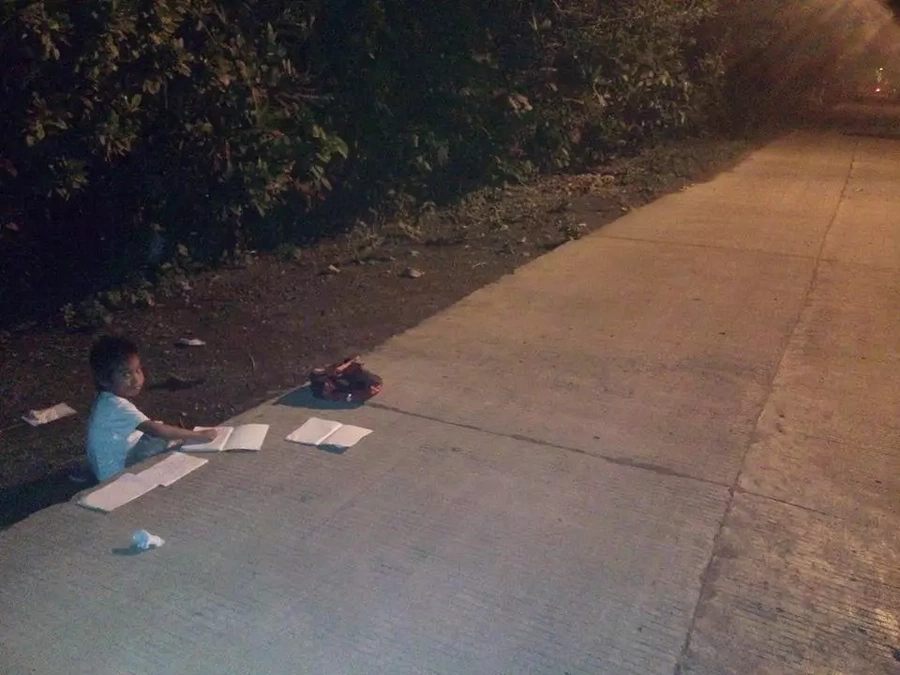Child who studies under a street light went viral Child who studies under a street light went viral