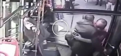 Video of kindhearted bus driver who went the extra mile for a frail old man touched hearts across the globe