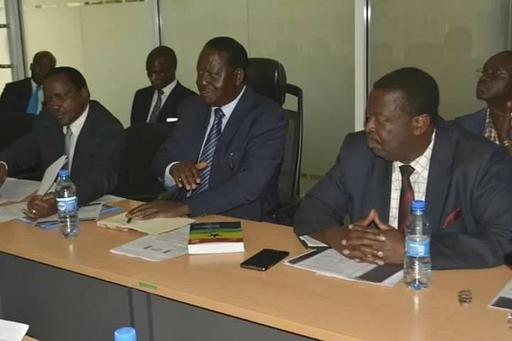Details of Raila Odinga's secret meeting with IEBC commisioners as Uhuru regions lead in voter registration