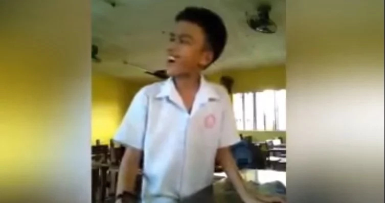 Pinoy student shockingly covers Arian Grande's hit song in viral video Pinoy student shockingly covers Arian Grande's hit song in viral video