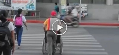 Si kuya na talaga! Sefless Jollibee crew quits post to help woman in wheelchair cross busy street