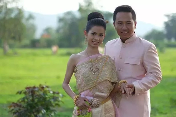 Couple gets real professional make-up after a ruined wedding day Couple gets real professional make-up after a ruined wedding day