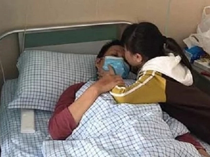 8-year-old girl eats food for two people and quietly endures hospital pains to help save her mother's life