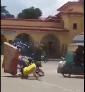 Pedicab drivers battle it out on the streets Pedicab drivers battle it out on the streets