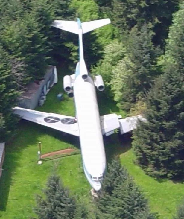 Unique home! Man lives in own Boeing 727 in the middle of the woods (photos)