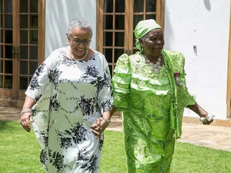 Epic photo of Obama's granny and First Lady Margret Kenyatta that has lit the internet Epic photo of Obama's granny and First Lady Margret Kenyatta that has lit the internet