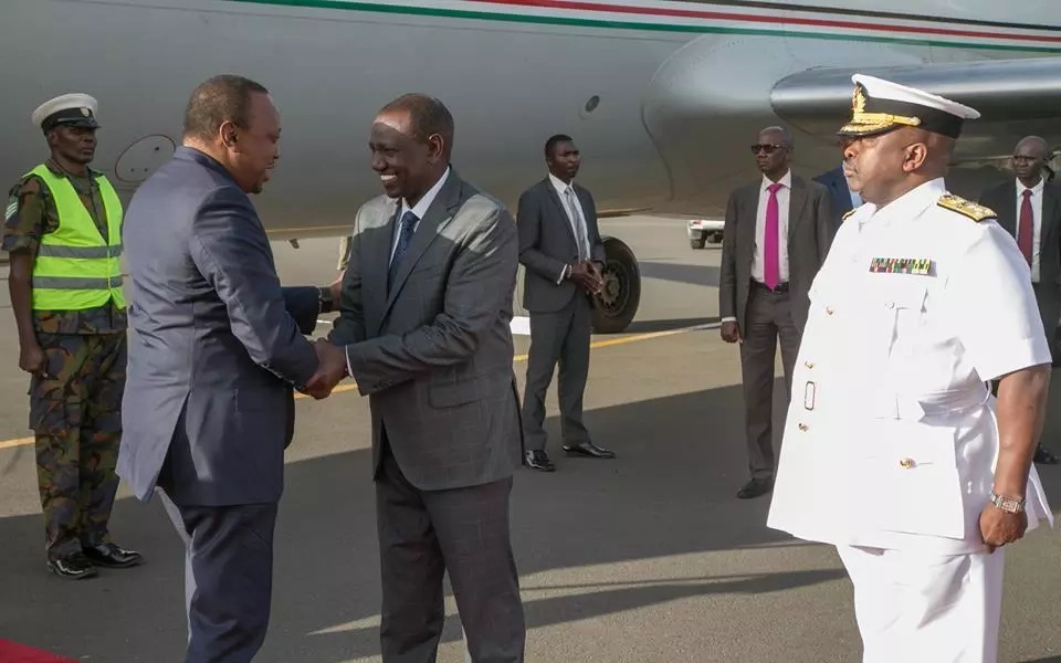 Uhuru receives rare symbolic welcome from KDF to show he is in charge moments after Raila's swearing-in