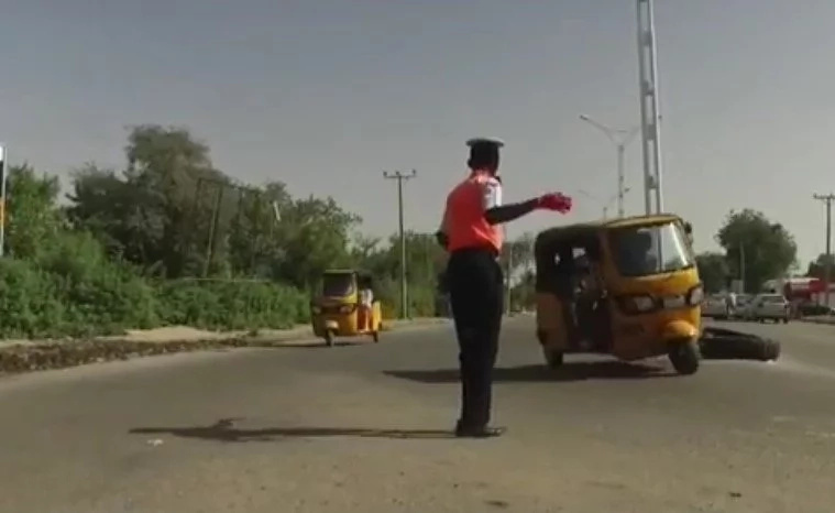 Nigerian traffic guard dancing like MICHAEL JACKSON helps calm the heart of his people (photos, video)