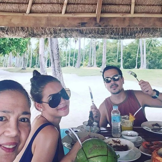 Maja Salvador and John Lloyd Cruz are hitting it off Maja Salvador and John Lloyd Cruz are hitting it off