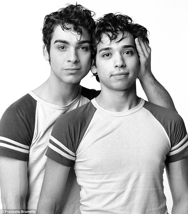 Photographer takes photos of strangers with identical faces Photographer takes photos of strangers with identical faces