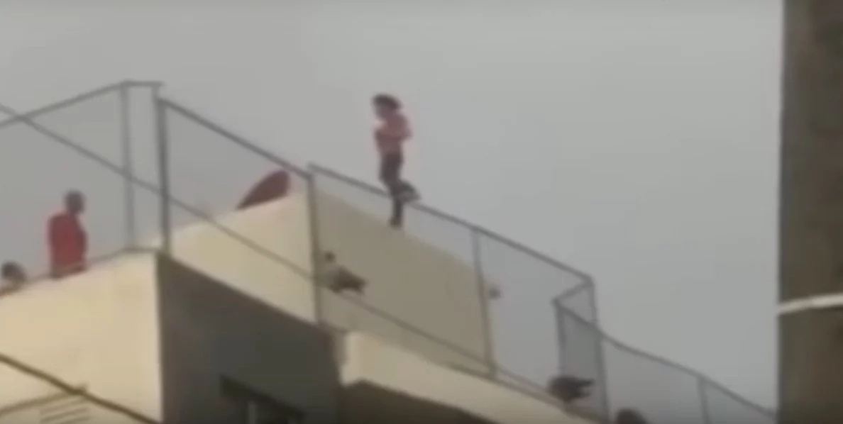 Video shows how a man kills himself jumping from the fifth floor of a building in Dominican Republic Video shows how a man kills himself jumping from the fifth floor of a building in Dominican Republic