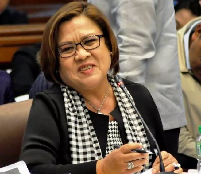 Ni-regaluhan ng Santo Papa! Leila De Lima thanks Pope Francis for rosary Ni-regaluhan ng Santo Papa! Leila De Lima thanks Pope Francis for rosary