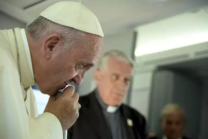 Pope Francis defends Islam Pope Francis defends Islam