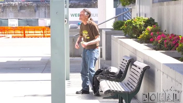 A homeless man spots someone else’s money in his bag. What he does with this money, melts heart of a guy in need. A homeless man spots someone else’s money in his bag. What he does with this money, melts heart of a guy in need.
