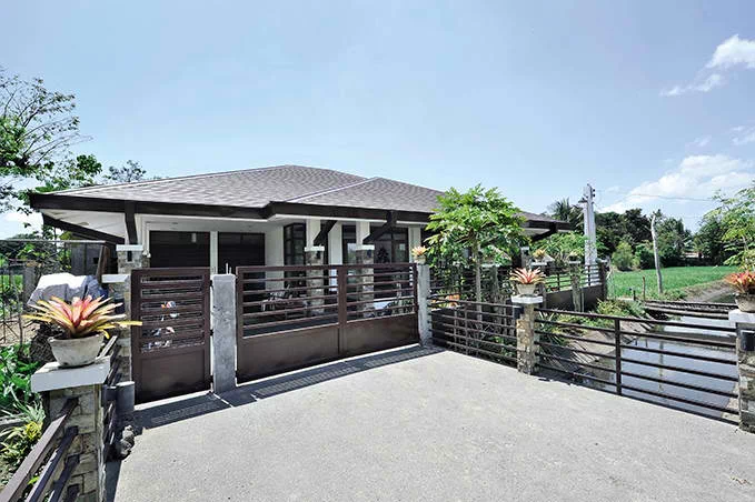 Venus Raj’s tropical bungalow will give you relaxing, resort feels Venus Raj’s tropical bungalow will give you relaxing, resort feels