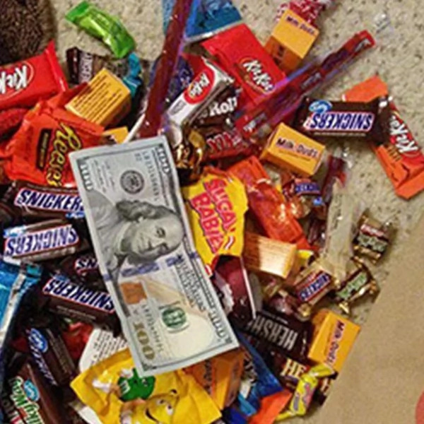 Father found an uncommon thing inside disabled daughter's trick or treat bag. He was very thankful for what he found ... Father found an uncommon thing inside disabled daughter's trick or treat bag. He was very thankful for what he found ...