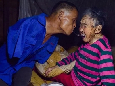 This armless man does THIS every day to feed his mother, taking care of her... Watch these tearful photos!