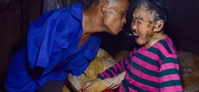 This armless man does THIS every day to feed his mother, taking care of her... Watch these tearful photos!