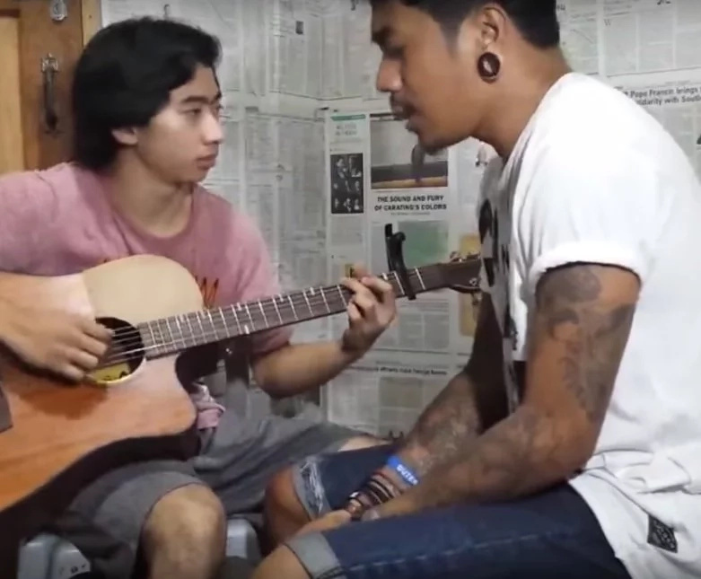 Ang galing nilang dalawa! Pinoy duo made netizens fall in love with song rendition Ang galing nilang dalawa! Pinoy duo made netizens fall in love with song rendition