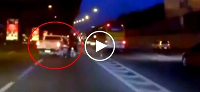 Shocking accident! Pick-up truck at EDSA brutally hits motorcycle after changing lanes